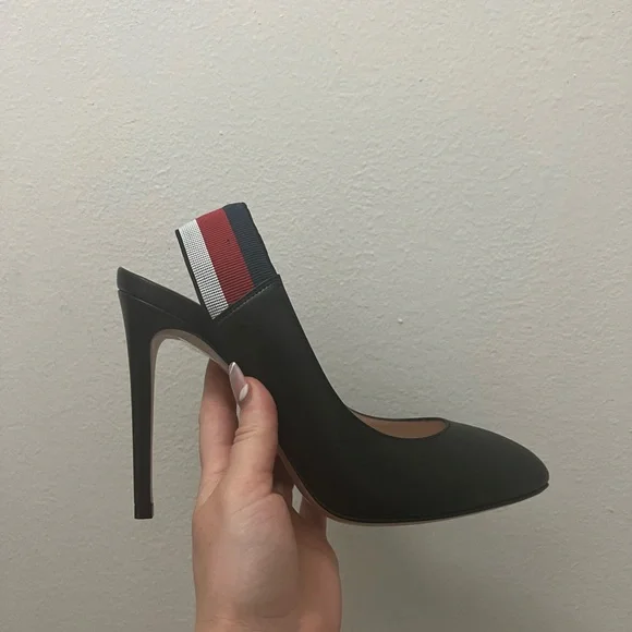 Gucci
Sylvie Leather Web Slingback Pumps - Picture 6 of 8